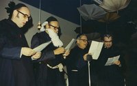 Auf dem ersten Biozentrumsfest 1973 singen vier Professoren im Quartett. Von links nach rechts Max Burger, Walter Gehring, Eduard Kellenberger und Gerhard Schwarz.