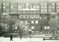 Blick vom Spitalgarten auf den Merian-Bau (im Hintergrund das im Bau befindliche Klinikum II), die beleuchteten Fenster markieren die R&auml;umlichkeiten der damaligen nuklearmedizinischen Abteilung.