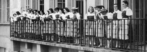 StaBS Bild 15, 504 Einweihung des neuen Kollegienhauses 10. Juni 1939. Balkon des neuen Kollegienhauses, m. Töchtern von Dozenten besetzt