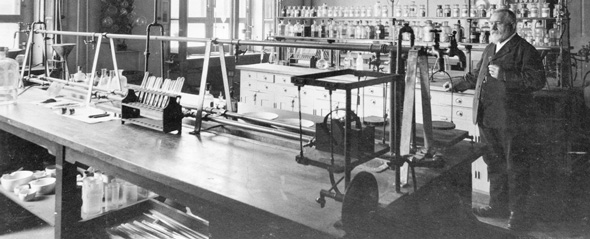StaBS, Bild 32, 256 &quot;Prof. Nietzki in seinem Labor. Orig. im Bes. der Organisch-chemischen Anstalt&quot; (Beschriftung auf R&uuml;ckseite)
