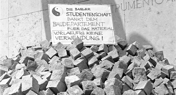 Steinhaufen vor der Uni (Foto: Hans Bertolf, StaBS BSL 1013 1-3703 1)